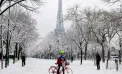 Parisul, surprins de primul episod hibernal: un strat fin de zăpadă a îmbrăcat orașul într-un tablou feeric de sfârșit de noiembrie - VIDEO
