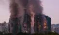 LIVE. Cinci zgârie nori au luat foc în Hong Kong într-un complex cu 2.000 de apartamente. Mulți oameni sunt prinși în turnurile în flăcări