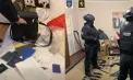 Percheziții la doi bărbați din Chișinău și Strășeni. Sunt cercetați pentru falsificarea actelor de identitate și a permiselor de conducere românești - VIDEO