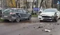 Două automobile, grav avariate, după ce s-au ciocnit în capitală. Imagini de la locul impactului - VIDEO