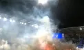 Un meci de baraj din Suedia a degenerat în haos. Suporterii au incendiat terenul aruncând torțe și fumigene - VIDEO