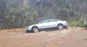 Ciclonul Adel a provocat pagube semnificative în Thassos. Mai multe drumuri au fost spălate de șuvoaie, iar zeci de mașini au fost împinse într-o grămadă de metal - VIDEO