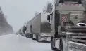 O coloană de mașini de până la 100 de km s-a format pe una dintre principalele rute din Siberia. Șoferii au rămas blocați ore în șir la temperaturi de minus 18 grade - VIDEO