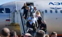Rușii expulzați din Statele Unite sunt înrolați de Rusia pe aeroportul din Moscova, imediat după aterizare
