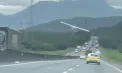 Momente de panică în Florida: un avion cu probleme tehnice aterizează forțat pe o autostradă plină de mașini și se ciocnește de un automobil în timpul manevrei - VIDEO