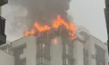 A luat foc acoperișul unui bloc de locuit din capitală: Nouă echipaje de pompieri se luptă cu flăcările. Două persoane au fost evacuate - FOTO/VIDEO
