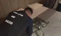 Aproape 10 kilograme de droguri de circa 5 milioane de lei, ridicate într-un hotel din Anenii Noi. Patru persoane reținute, printre care o tânără din Rusia  - VIDEO