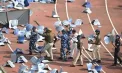 Haos total la turneul lui Lionel Messi în India: Fanii înfuriați distrug stadionul și invadează terenul după o apariție scurtă a starului argentinian - VIDEO
