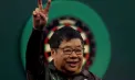 Record absolut! Un jucător de 71 de ani a câștigat un meci la Campionatul Mondial de darts - VIDEO