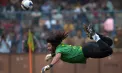 Legendarul portar Rene Higuita a repetat la 30 de ani diferență execuția, care a rămas în istoria fotbalului drept „lovitura scorpionului” - VIDEO