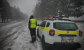 Condiții periculoase pe drumuri din cauza ninsorii și poleiului. Poliția emite mai multe recomandări pentru siguranța participanților la trafic