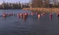 Crăciunul înseamnă mai mult decât mesele îmbelșugate: temerarii din Europa înfruntă frigul extrem în tradiționala baie de Crăciun - VIDEO
