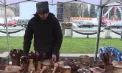 O atmosferă vibrantă, plină de culoare și tradiție la Chișinău. Producătorii și meșterii populari s-au adunat la un târg, unde au putut fi găsite de la mezeluri și brânzeturi, până la săpunuri naturale și artizanat - VIDEO