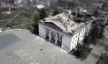 Teatrul din Mariupol, redeschis după atacul aerian soldat cu sute de victime. Foștii actori ai teatrului au calificat spectacolul de inaugurare ca fiind „un dans pe oase” - VIDEO