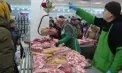 Piața Centrală, în febra cumpărăturilor de Revelion: moldovenii fac cozi pentru carne, lactate, legume și dulciuri pentru masa de sărbătoare. Cât au cheltuit pentru a procura toate cele necesare – VIDEO