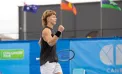 Întâlnirea extremelor în tenis: moment viral la Brisbane, când Dane Sweeny a urcat pe scaun ca să-l salute pe uriașul Reilly Opelka - VIDEO