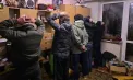 Un bărbat din capitală, reținut de polițiști după ce și-a transformat locuința într-o speluncă de droguri. Ce obiecte au fost ridicate - VIDEO