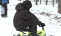 Vacanța prelungită i-a scos pe elevi din case: copiii și părinții au umplut parcul Valea Trandafirilor, unde au improvizat pârtii și s-au bucurat de zăpadă - VIDEO