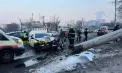 Accident grav pe o stradă din capitală: un automobil a doborât un pilon electric după ce s-a izbit violent de acesta. Șoferul și pasagera au fost transportați la spital – FOTO/VIDEO