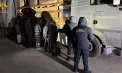 Un șofer de camion - reținut la vama Palanca, după ce a încercat să treacă ilegal în Moldova șase bărbați ucraineni. Unde erau ascunși și câți bani ar fi achitat pentru acest „serviciu” - VIDEO