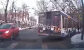 Incident șocant în capitală: Un bărbat era la un pas de a fi lovit de un troleibuz pe o trecere de pietoni. Momentul, surprins de o cameră de bord - VIDEO