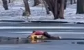 Salvatorul fetiţei de 5 ani căzute într-un lac înghețat e indian, nu nepalez. El va primi titlul de cetăţean de onoare al Craiovei. Noi imagini cu intervenția sa - VIDEO