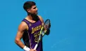 Alcaraz confirma statutul de favorit cu o victorie rapidă la Australian Open, pe fondul povestei surprinzătoare a unui debutant american care ar fi trebuit să fie la ore, nu pe teren - VIDEO