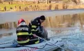 O fetiță de 6 ani, aflată împreună cu tatăl său într-un parc, a căzut în lac. Un cetățean indian a ținut-o la suprafață până au ajuns pompierii - VIDEO