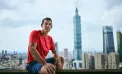 Americanul Alex Honnold a stabilit un nou record mondial, cățărându-se fără protecție pe un zgârie-nor de 101 etaje - VIDEO