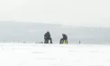 Pericol pe lacurile înghețate. Autoritățile îi avertizează pe pescari să nu se aventureze pe gheață - VIDEO