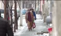 Ceața, poleiul și carosabilul alunecos au făcut mersul pe drumuri să fie anevoios. Pe unele trotuare din capitală un pas greșit se putea încheia cu o căzătură - VIDEO