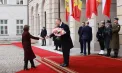Maia Sandu, întâmpinată cu flori la Varșovia de omologul său, președintele Karol Nawrocki – VIDEO