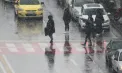 Un pieton, lovit în plin de o mașină pe o stradă din capitală. Bărbatul, transportat la spital