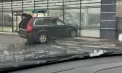 O mașină a intrat într-un market, după ce s-ar fi alunecat din cauza ghețușului, la Dumbrava 