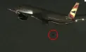 Momentul în care un avion pierde o roată imediat după decolare - VIDEO