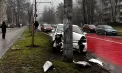 Accident în capitală: Un șofer de taxi - transportat la spital, după ce s-a lovit cu mașina într-un stâlp. Cum s-a întâmplat - VIDEO