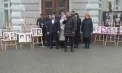 Proteste cu fortografii în fața Primăriei capitalei. Consilierii municipali din fracțiunea lui Ion Ceban au manifestat în fața clădirii alături de pozele colegilor lor de la PAS și PSRM - VIDEO