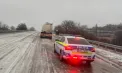 Accidente rutiere, camioane imobilizate și intervenții urgente ale drumarilor: Pe mai multe drumuri naționale au fost impuse restricții din cauza ghețușului - VIDEO