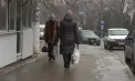 Nou val de ghețuș în capitală afectează circulația pietonală și rutieră: „E foarte dificil, nu se prelucrează printre case”, reclamă locuitorii, în timp ce Primăria anunță intervenții continue - VIDEO