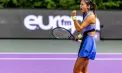 Emma Răducanu face istorie la Cluj-Napoca: de la 0-5 la 11 game-uri consecutive câștigate, englezoaica cu origini românești ajunge în sferturile Transylvania Open, împreună cu Sorana Cîrstea - VIDEO