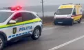 Poleiul continuă să dea bătăi de cap șoferilor: O ambulanță a rămas blocată pe un drum din Ialoveni. Polițiștii au intervenit - VIDEO 

