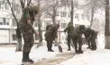 A treia zi de polei în Chișinău: Armata Națională, scoasă în stradă pentru a curăța gheața din curțile spitalelor și pasajele subterane: „E obositor, dar este un lucru nobil” - VIDEO