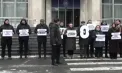 Protest la 100 de zile de activitate a Guvernului: Cu pancarte în mâini, reprezentanții partidului MAN s-au adunat în fața executivului. Reacția guvernării - VIDEO