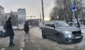 La un pas de tragedie: Un BMW a intrat pe contrasens și nu a acordat prioritate pietonilor. Momentul - surprins de o cameră de bord - VIDEO