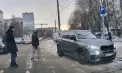 Șoferul BMW-ului, care a intrat pe contrasens și a mers prin fața pietonilor care erau pe zebră, identificat. Cu ce pedeapsă se poate alege - VIDEO