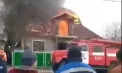 Incendiu puternic la Leova: O casă și anexa acesteia au fost mistuite de flăcări. Imagini surprinse de martori – VIDEO