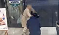 Imagini cu impact emoțional. Un român a încercat să răpească o fetiță de un an și jumătate din brațele mamei, într-un supermarket din Bergamo - VIDEO