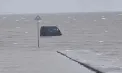 Un curier a rămas blocat cu mașina într-o mlaștină după ce a urmat indicațiile GPS, în Marea Britanie - VIDEO