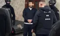 Un tânăr - șantajat și amenințat cu moartea de doi frați gemeni, după ce au jucat împreună poker și le-ar fi datorat 9 mii de euro. Momentul când aceștia sunt reținuți de mascați - VIDEO