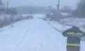 Ambulanțe blocate în zăpadă în România. O femeie care a născut a fost preluată cu o mașină a pompierilor, iar un alt pacient cu un ATV - VIDEO